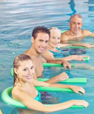 Vier Personen mit Schwimmnudeln