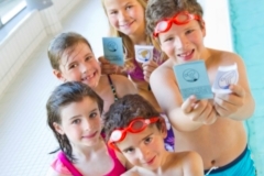 Kinder, die ihr Bronzeabzeichen zeigen