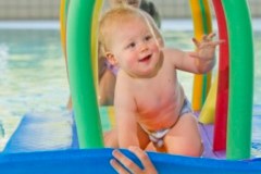 Ein Baby auf einem Wasserspielgerät