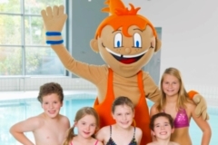 Fünf Kinder mit dem Maskottchen des Nettebads Netti