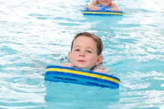 Ein Kind mit Schwimmbrett