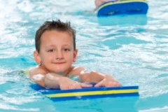 Ein Kind mit Schwimmbrett