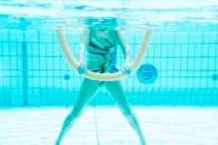 Person Unterwasser mit Schwimmnudel in der Hand