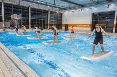 Personen auf Floats im Schwimmbecken