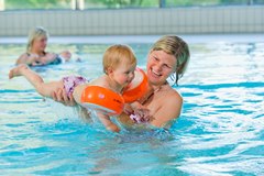 Person Mit Baby im Wasser