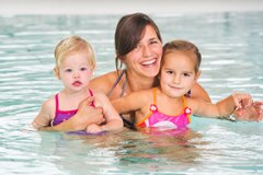 Eine Person mit zwei Jungen Kindern