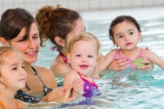 Personen mit jungen Kindern im Wasser