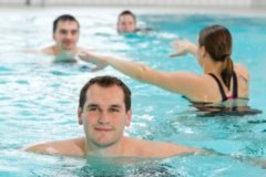 Vier Personen im Wasser