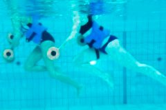 Zwei Personen, die eine Übung mit Hanteln ausführen