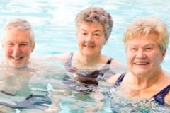 Drei Damen, die in die Kamera schauen